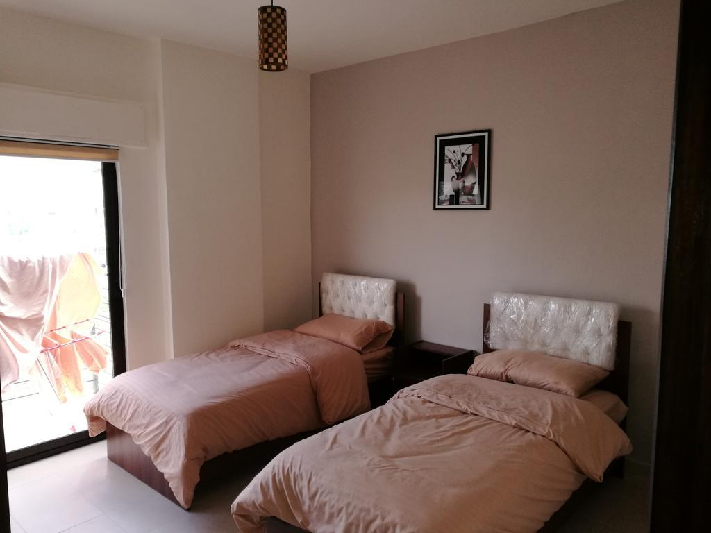 Cozy Dair Ghbar apartment Amman Bagian luar foto