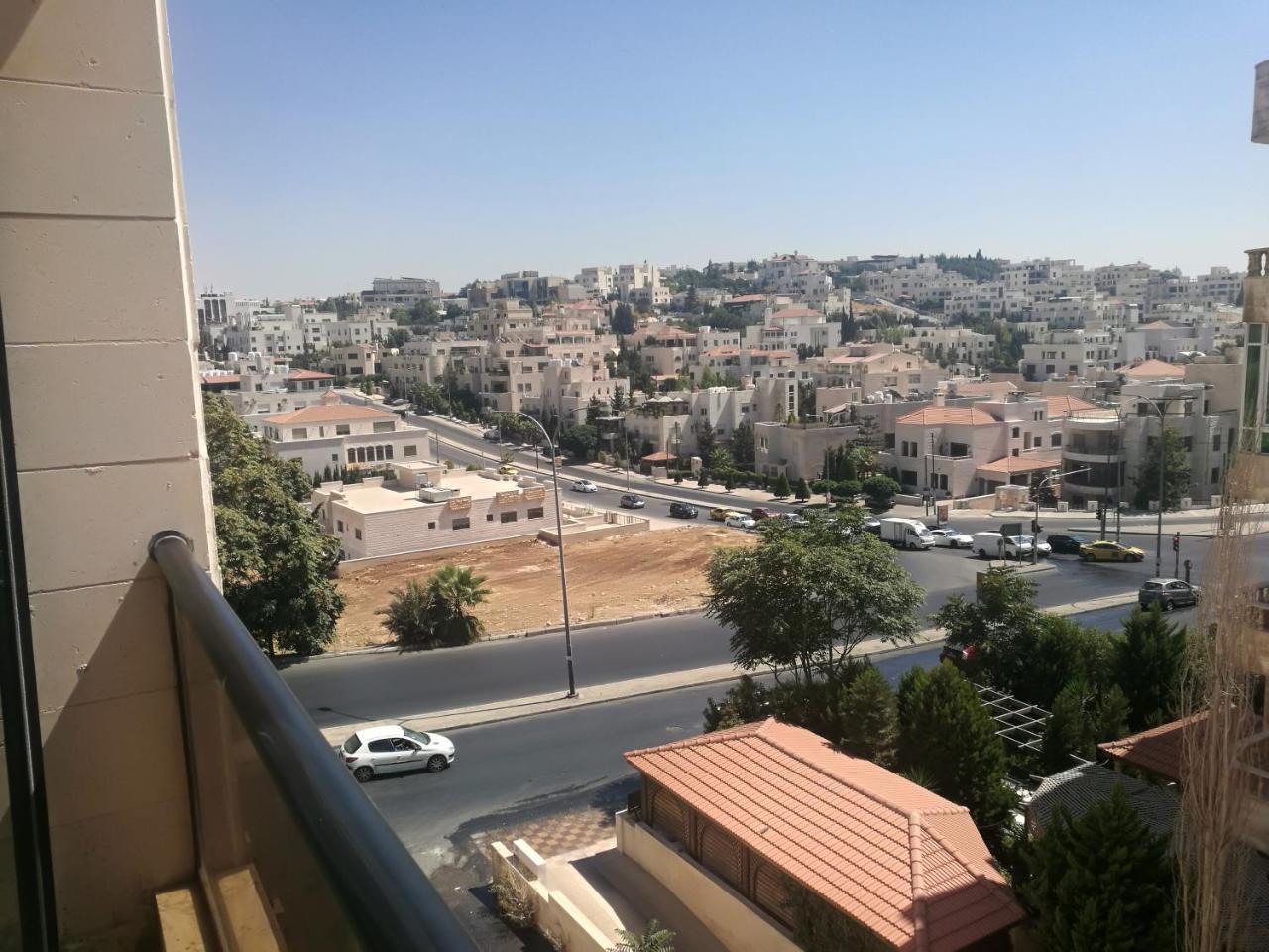 Cozy Dair Ghbar apartment Amman Bagian luar foto